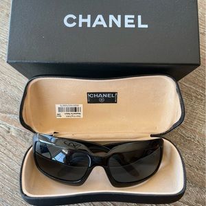CHANEL black mother of Pearl CC sunglasses. Excellent condition. Like new!